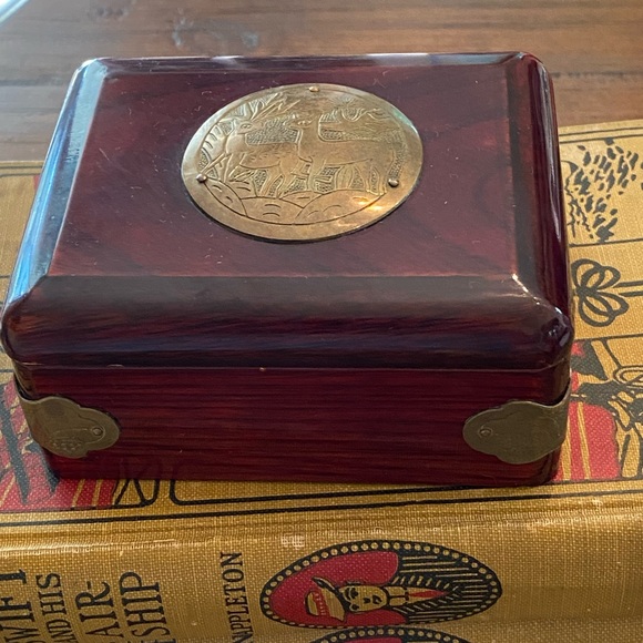 Wooden Lacquered Box Brass Medallion of Deer in Forest Brass Corner Accents EUC - Picture 1 of 11